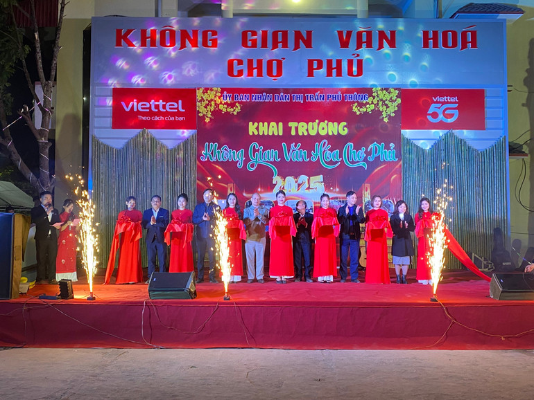 Lãnh đạo Huyện ủy, HĐND, UBND cắt băng khai mạc. z6185651958078-ef8f83edebb4ebf4377cf9f95f28f583.jpg