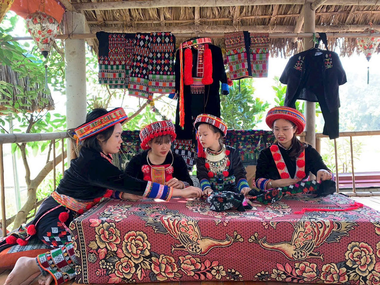 Những sản phẩm của HTX Thiên An như trang phục, khăn, túi thổ cẩm... được nhiều khách hàng ưa thích. z6164622354653-ee01d6a1e741050c82188133f15c3648.jpg