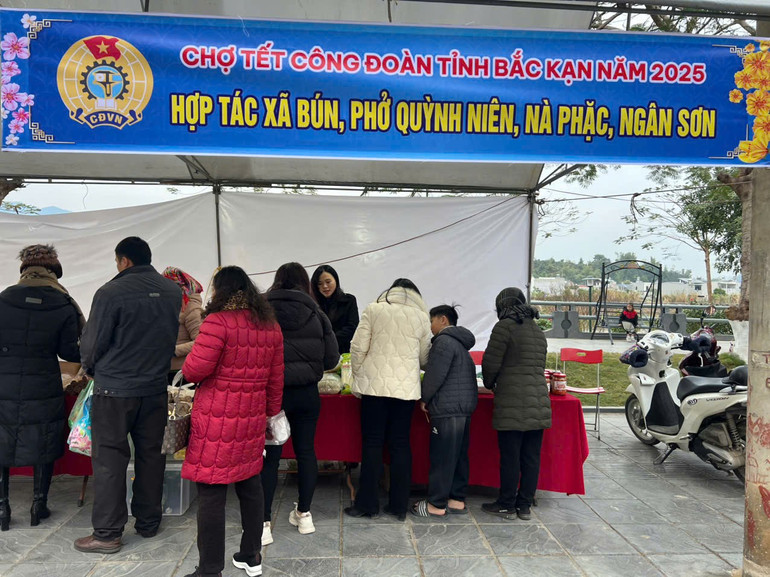 Đông đảo du khách và người dân đến tham quan mua sắm tại gian hàng của HTX bún, phở Quỳnh Niên (Ngân Sơn). z6220469391708-e37e24c973b382221bba1b251a0e2825.jpg