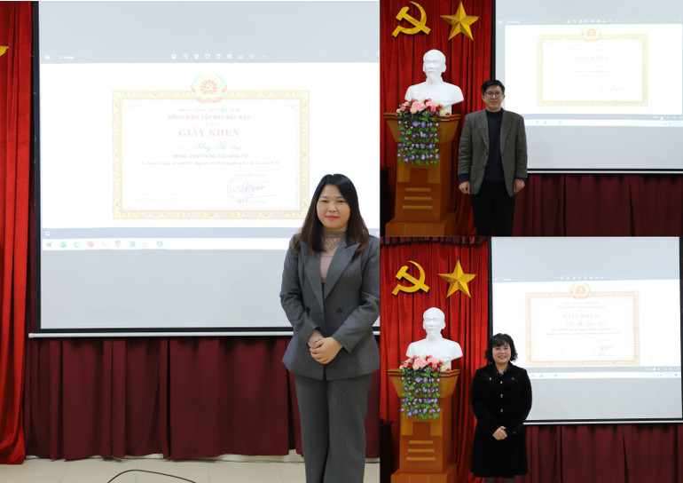 Các cá nhân có thành tích xuất sắc được Tổng Biên tập Báo Bắc Kạn tặng Giấy khen. anh-ghep-ba-buc-anh-gia-dinh-tranh-in.jpg