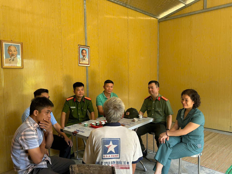Đoàn công tác gồm Đại tá Thăng Quang Huy, Phó Giám đốc Công an tỉnh và bà Hoàng Thị Ngân, Phó Chủ tịch Ủy ban MTTQ Việt Nam tỉnh thăm ngôi nhà mới của hộ ông Lý Văn Bà, thôn Thôm Ưng, xã Mỹ Thanh (Bạch Thông). z6099381154893-bf5fbdec7cfb8ca81ebba64a99707db6.jpg