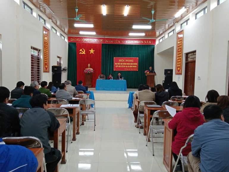 Ông Hoàng Văn Kiệm, Phó Chủ tịch UBND huyện phát biểu tại Hội nghị tiếp xúc cử tri. z6122590904216-8148effa6d33695ff5c3a4fced2075b7.jpg