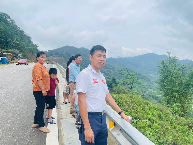 Anh Vũ Văn Nam, du khách đến từ TP. Thái Nguyên chia sẻ: “Đi cung đường này được ngắm khung cảnh đẹp, đường mới rất dễ đi”. z6601067053797-0e44f28ddd53a22bb55d3e22ff3e708a.jpg