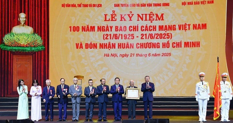 Ghi nhận những cống hiến to lớn cho sự nghiệp cách mạng của Đảng, vì lợi ích dân tộc, thay mặt lãnh đạo Đảng, Nhà nước, Tổng Bí thư Tô Lâm đã trao Huân chương Hồ Chí Minh lần thứ hai cho Báo chí cách mạng Việt Nam vào dịp kỷ niệm 100 năm Ngày Báo chí cách mạng Việt Nam. 2d05eb46e652510c0843.jpg
