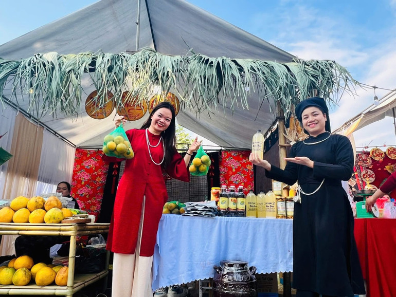Nhiều gian hàng trưng bày nông sản, OCOP của địa phương. img-3376.jpg