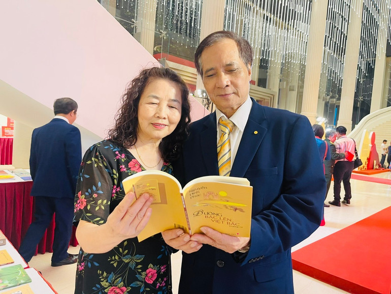 Le poème épique « La route de l'oncle Ho vers Viet Bac » et l'auteur Nguyen Dinh Phuc (à droite). z6636777483973-ecd82cb6394b586663b1bacf41998357.jpg