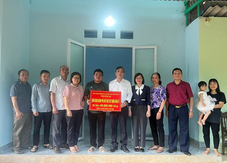 Ban chỉ đạo xóa nhà tạm, nhà dột nát thành phố Bắc Kạn trao tiền hỗ trợ xóa nhà tạm, nhà dột nát cho hộ gia đình ông Mông Văn Bền. z6597414435435-c674d39ab0d2b71efb0a86050957a28f-2.jpg