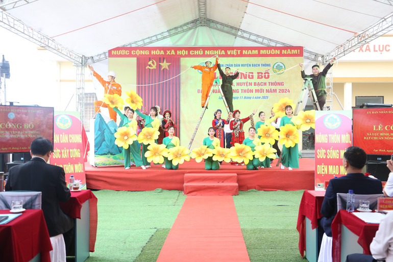 Tiết mục biểu diễn văn nghệ của xã Lục Bình (Bạch Thông). img-7823.jpg
