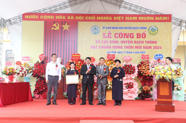 Thừa ủy quyền của Chủ tịch UBND tỉnh, đồng chí Nông Quang Nhất, Phó Chủ tịch UBND tỉnh trao Bằng khen cho xã Lục Bình vì có thành tích xuất sắc trong phong trào thi đua xây dựng nông thôn mới. img-7906.jpg