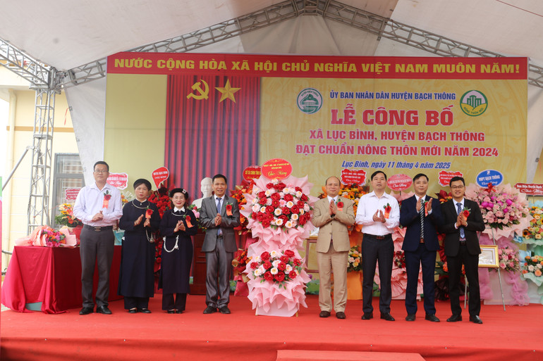 Lãnh đạo huyện Bạch Thông tặng hoa chúc mừng xã Lục Bình đạt chuẩn nông thôn mới. img-7939.jpg