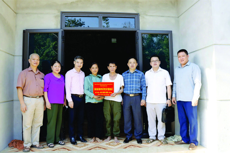 Ban Chỉ đạo xóa nhà tạm, nhà dột nát thành phố Bắc Kạn bàn giao 60 triệu đồng hỗ trợ xây dựng nhà ở cho ông Đinh Văn Viết, tổ 3, phường Xuất Hóa (TP. Bắc Kạn). 78.jpg