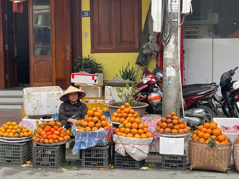 Cam Quang Thuận được các thương lái mang ra chợ Đức Xuân bày bán. z6259575166789-a01663121b0b2c97af00780c584867be.jpg
