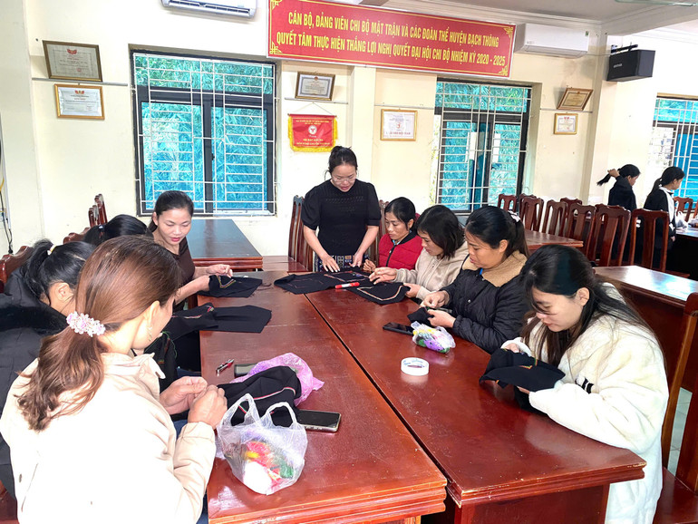 Chị Lý Thị Quyên, Giám đốc HTX Thiên An hướng dẫn các học viên là hội viên phụ nữ thêu thổ cẩm. z6054932910126-6bf02f09792216bc1972debe0acdc016.jpg