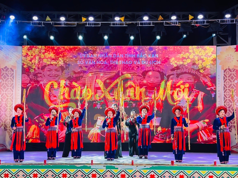 Tiết mục hát "Páo Dung hò hẹn". img-2125.jpg