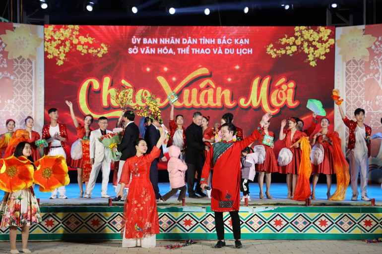 Màn hát múa “Mùa Xuân rạng ngời” khép lại Chương trình. img-2136.jpg