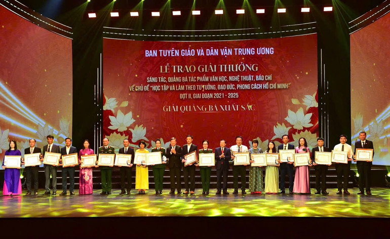 Các tập thể, cá nhân đoạt giải sáng tác, quảng bá tác phẩm văn học, nghệ thuật, báo chí về chủ đề “Học tập và làm theo tư tưởng, đạo đức, phong cách Hồ Chí Minh". z6618706014663-7ae090752526b2b184a2a28c4494d4f0.jpg