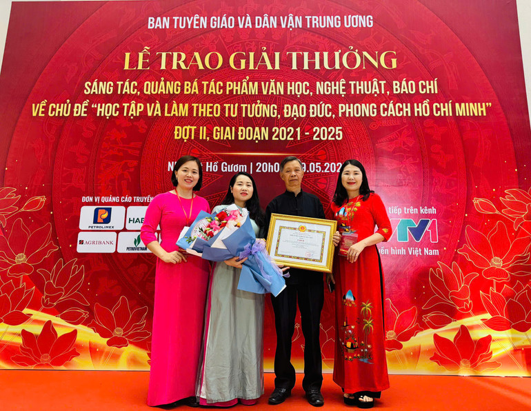 Đồng chí Hoàng Thị Ngọc Lan, Phó Trưởng Ban Tuyên giáo và Dân vận tỉnh Bắc Kạn tặng hoa cho tập thể và cá nhân tỉnh Bắc Kạn đã có thành tích xuất sắc trong sáng tác, quảng bá tác phẩm văn học, nghệ thuật, báo chí về chủ đề “Học tập và làm theo tư tưởng, đạo đức, phong cách Hồ Chí Minh". z6618321475807-f53f9032620b58d4abe6608cc7656496.jpg