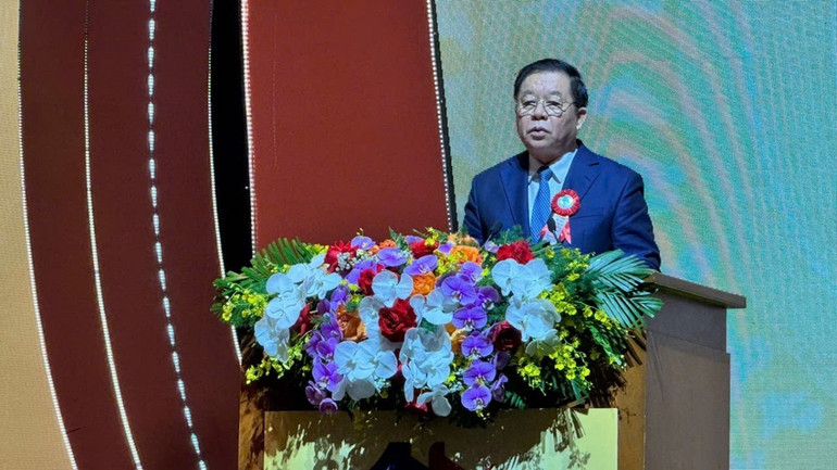 Trưởng ban Tuyên giáo và Dân vận Trung ương Nguyễn Trọng Nghĩa trình bày diễn văn kỷ niệm. trong-nghia20250621100446-1.jpg