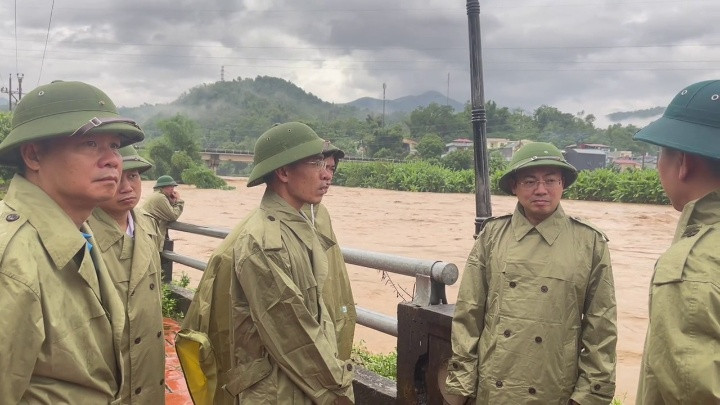 Chủ tịch UBND tỉnh Nguyễn Đăng Bình cùng lãnh đạo các sở, ngành đi kiểm tra tại khu vực tổ 10 phường Sông Cầu. avatar-of-video-232859.png