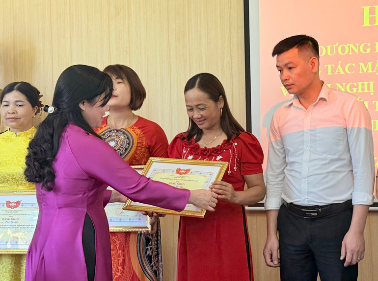 Chủ tịch Ủy ban MTTQ xã Quân Hà - bà Đinh Thị Hiệu được nhận Bằng khen của Ủy ban MTTQ Việt Nam tỉnh vì có thành tích xuất sắc trong triển khai các phong trào thi đua giai đoạn 2020 - 2025. quan-ha-1796c8559888-1.jpg