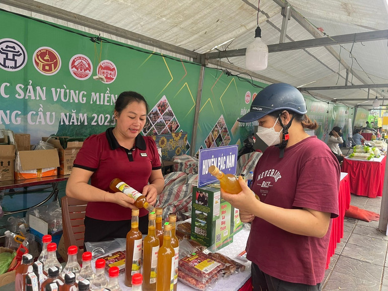 Bà Cà Thị Bày, Giám đốc HTX nông nghiệp Hồng Phát (Pác Nặm) giới thiệu sản phẩm cho khách hàng tại Hội chợ đặc sản vùng miền lưu vực Sông Cầu. z6547622726588-a285d12c000f880db43434b4dfaa30aa.jpg