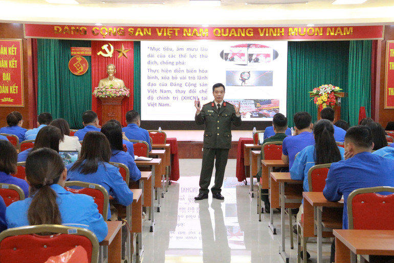 Báo cáo viên của Công an tỉnh Bắc Kạn báo cáo chuyên đề nhận diện và ứng phó với thông tin xấu, độc, sai sự thật. z6002572784800-108c245d591a150e8ffa17df2f1b560a.jpg