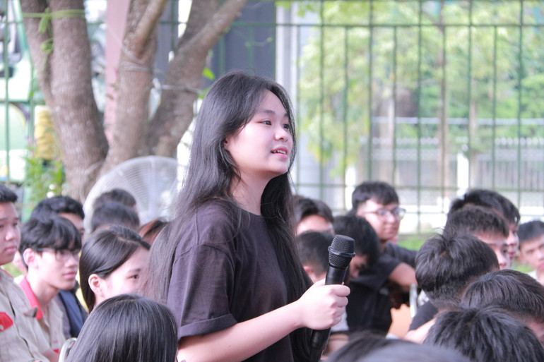 Học sinh, sinh viên hào hứng đặt ra những câu hỏi, thắc mắc của mình tới diễn giả. IMG_2360.JPG
