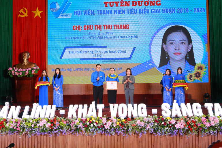Với những thành tích đạt được chị Trang vinh dự được tuyên dương Hội viên, thanh niên tiêu biểu giai đoạn 2019 - 2024. pnlt0175-6562.jpg
