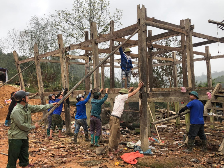 ĐVTN hỗ trợ người dân thôn Bản Rịa, xã Yên Cư di dời, tháo dỡ nhà. 482343150-671288122231314-22629264855818851-n.jpg