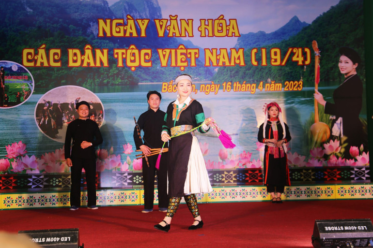 សំលៀកបំពាក់ប្រពៃណីរបស់នារីជនជាតិ Mong នៅប៉ាកណាម។ img-0018-1920x1280.jpg