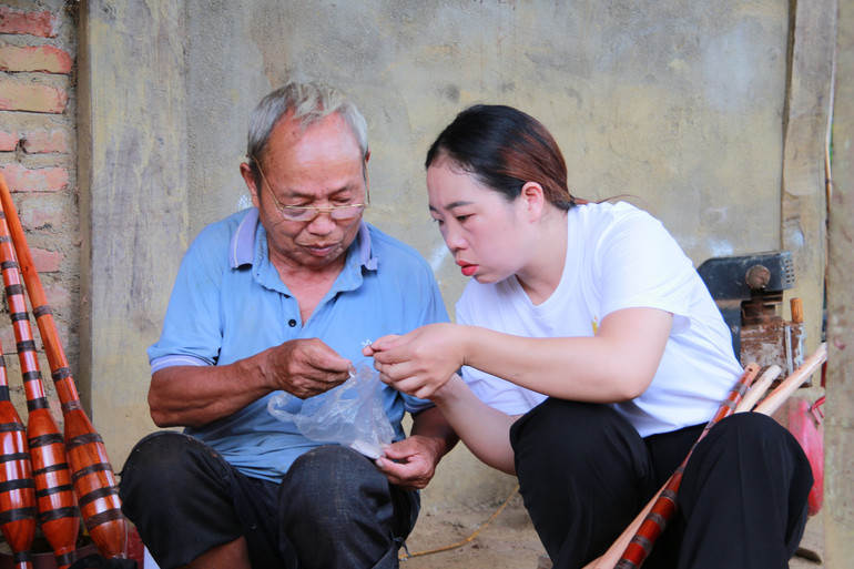 Ông Tân và cháu gái đang nói về cách làm ra một cây khèn tốt. img-0907.jpg