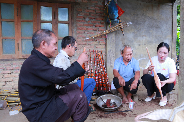 Khi thấy có thanh niên muốn học về khèn hoặc những bài hát của người dân tộc Mông, ông Tân rất vui. img-0900.jpg