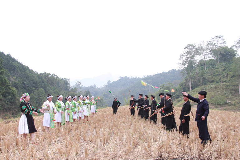 Đồng bào Mông ở Pác Nặm vẫn còn giữ được nhiều nét văn hóa truyền thống. img-7645.jpg