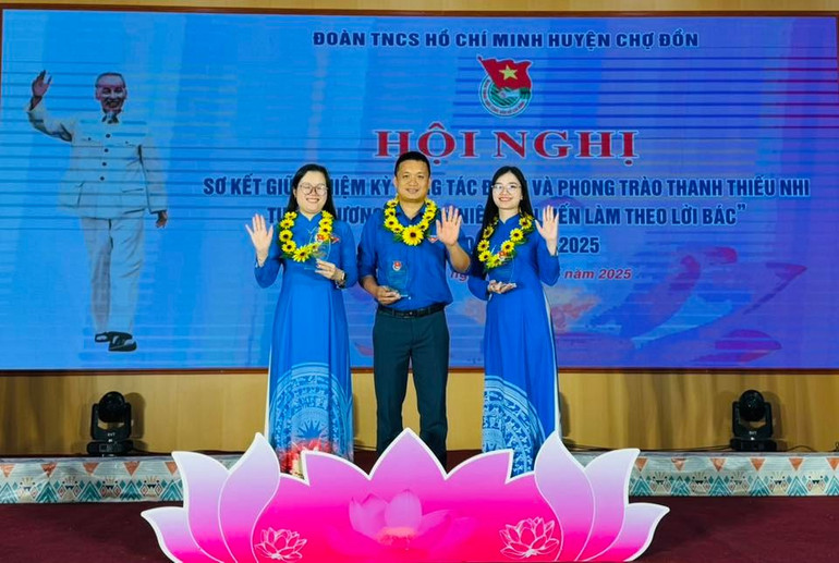 លោក Ma Ngoc Dinh ត្រូវបានគេផ្តល់កិត្តិយសជា “យុវជនជឿនលឿនតាមការបង្រៀនរបស់លោកពូ” សម្រាប់ឆ្នាំ ២០២២ ដល់ឆ្នាំ ២០២៥។ 495773711-3239151389559118-8093357741939540295-n.jpg