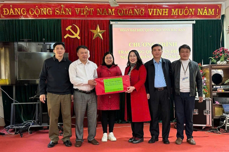Tặng quà Tết cho xã Giáo Hiệu. z6228131572822-01e6c53b746465903da1ffad3edae994.jpg