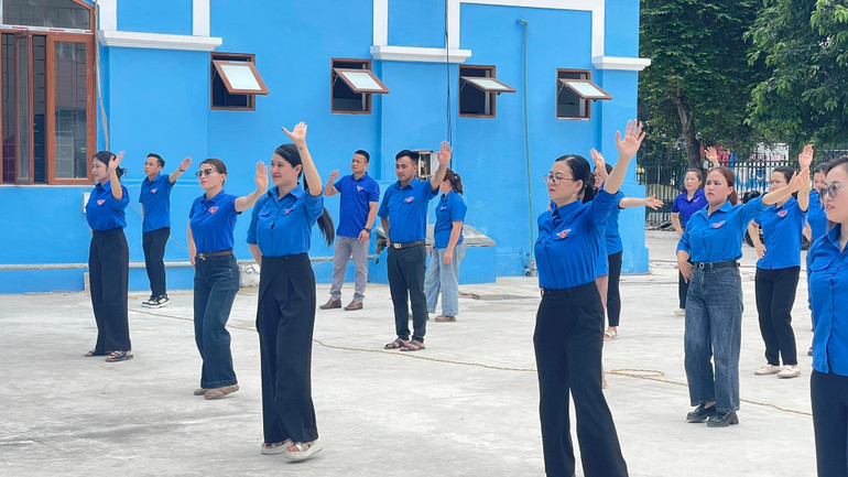 Các học viên được hướng dẫn các bài dân vũ. 495554642-1007762024796018-9124710054681634751-n.jpg