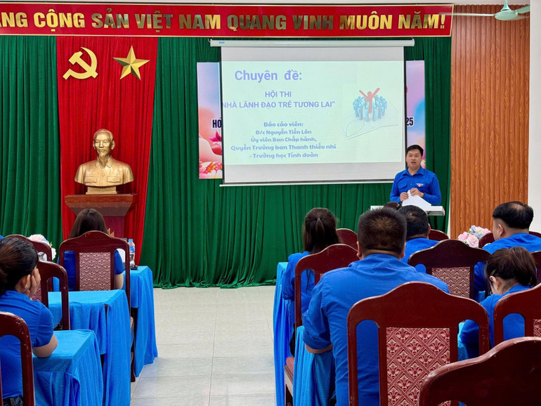 Báo cáo viên thông tin về các chuyên đề. 495502546-1007762161462671-7980836344900811878-n.jpg