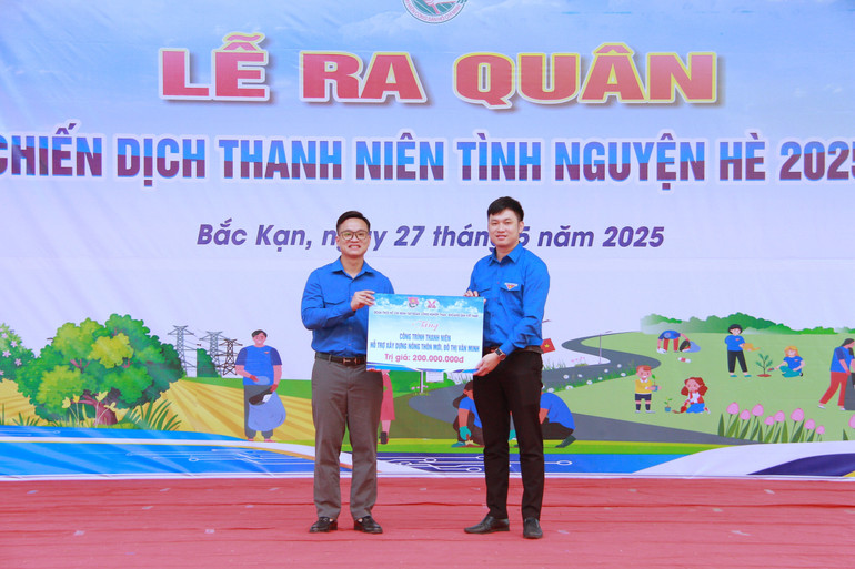 Đoàn TNCS Hồ Chí Minh Tập đoàn Công nghiệp Than – Khoáng sản Việt Nam trao tặng kinh phí hỗ trợ hoạt động xây dựng nông thôn mới, đô thị văn minh trên địa bàn tỉnh Thái Nguyên. img-1084.jpg