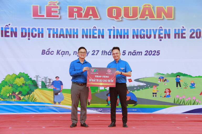 Đoàn Thanh niên VTV trao tặng Tỉnh đoàn Thái Nguyên 30 suất trị sẹo cho trẻ em. img-1094.jpg