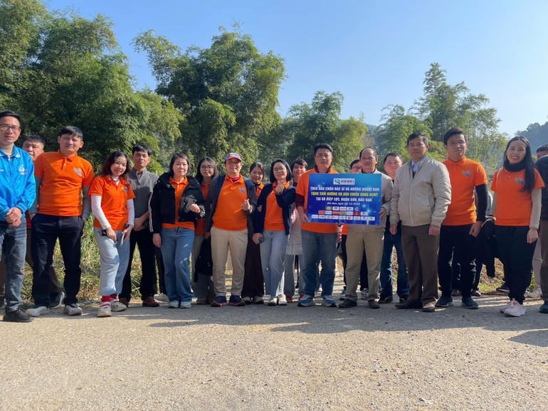 Đại diện nhóm thiện nguyện "Theo dấu chân bác sĩ" trao biển tượng trưng công trình cho địa phương. 471572192-571365799147984-8460633348623483300-n.jpg