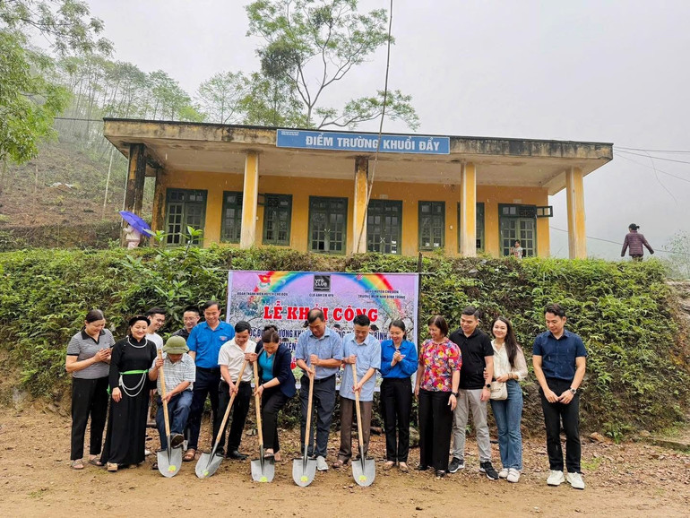 Các đại biểu thực hiện nghi lễ khởi công xây dựng công trình. Các đại biểu thực hiện nghi lễ khởi công xây dựng công trình.