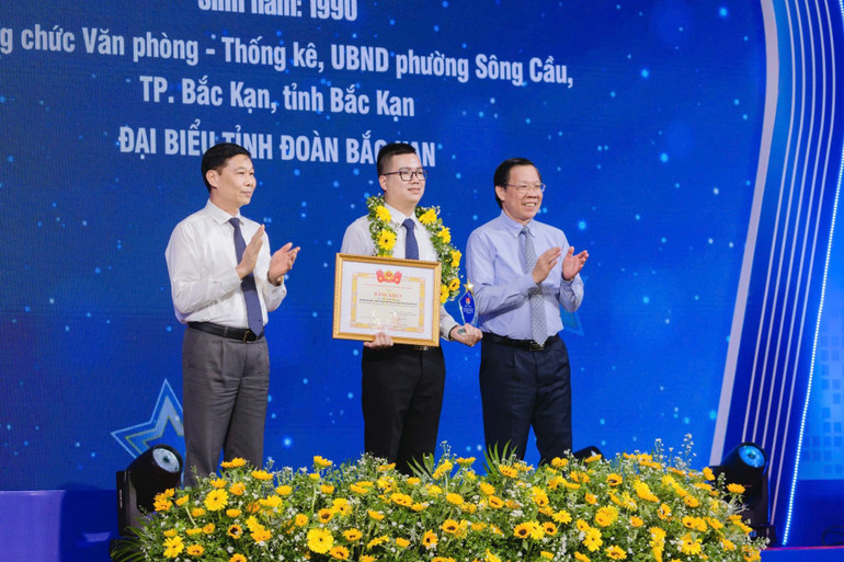 Anh Vũ Việt Hưng nhận giải thưởng “Cán bộ, công chức, viên chức trẻ giỏi” toàn quốc năm 2024. z5822397268169_0dc410caae6882c3b07d58151570ee5e-1920x1280.jpg