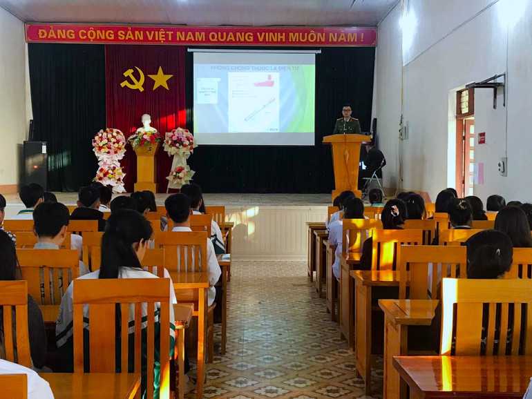 Học sinh được tuyên truyền về cấu tạo của thuốc lá điện tử. 468397832-1020677796739291-3334896061181044519-n.jpg
