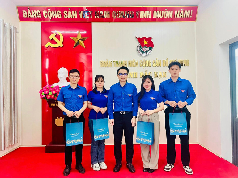 Anh Trần Công Luân, Phó Bí thư Tỉnh đoàn, Chủ tịch Hội LHTN Việt Nam tỉnh Bắc Kạn tặng quà các đại biểu. 497818174-1013099044262316-5193615097904349084-n.jpg