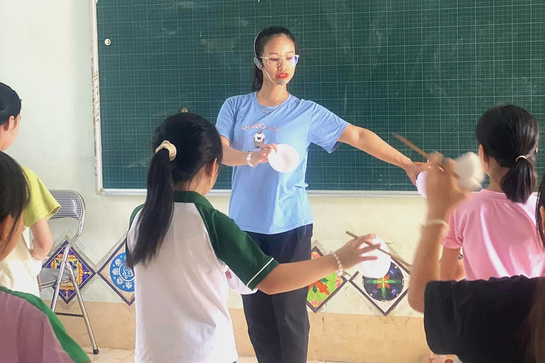 Cô giáo Đinh Thị Biển hướng dẫn học sinh luyện tập điệu múa bát. 447187888-2605944209588254-6236494921535995489-n.jpg