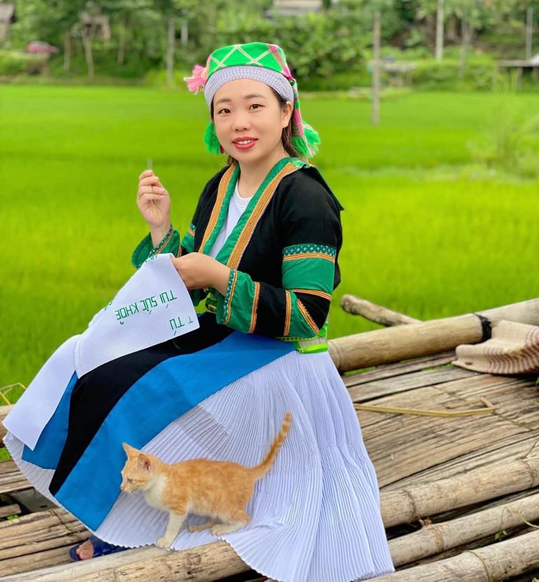 លោកស្រី Hoang Thi Hoa តែងតែមានចិត្តស្រលាញ់ក្នុងការរក្សានូវអត្តសញ្ញាណវប្បធម៌ប្រពៃណីរបស់ជាតិ។ img-9903-6353-6111.jpeg