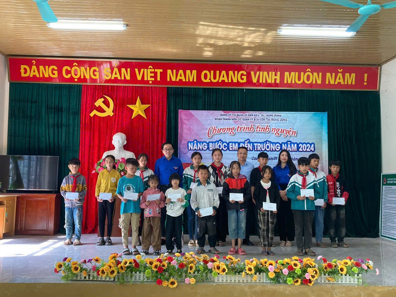 Trao tặng học bổng cho học sinh có hoàn cảnh khó khăn của Trường TH&THCS xã Cao Sơn (Bạch Thông). z6016517634215-eca4c393e2a12dfbd8bb5b9de4d33dd7.jpg