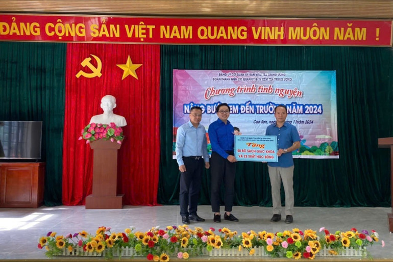 Đoàn trao biển tượng trưng tặng sách và học bổng cho đại diện Trường TH&THCS xã Cao Sơn (Bạch Thông). z6016517623116-05923f28f35deebf9404f42bb5111451-7601.jpg