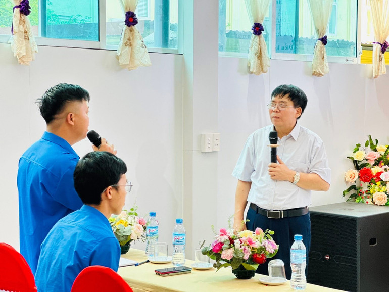 សាស្ត្រាចារ្យ និងនិស្សិតពិភាក្សាអំពីបញ្ហាសំខាន់ៗក្នុងការអភិវឌ្ឍន៍សេដ្ឋកិច្ចសមូហភាព។ img-6561.jpg