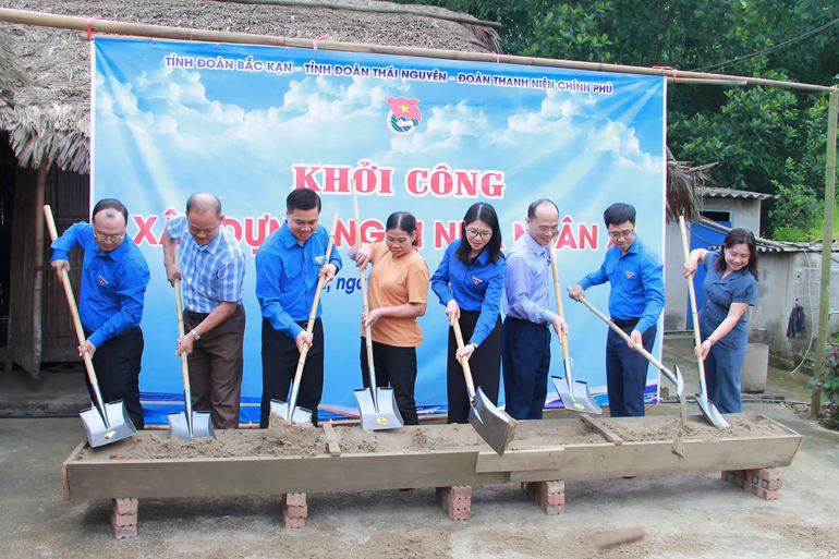Khởi công xây dựng "Nhà nhân ái" cho gia đình ông Triệu Văn Thức tại thôn Bình Thanh, xã Bình Trung, huyện Chợ Đồn. anh4-copy.png
